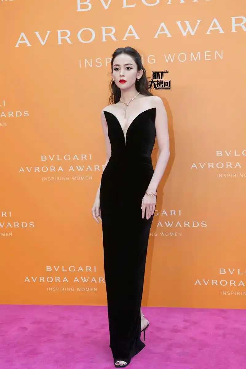古力娜扎一袭黑色深v礼服,优雅动人