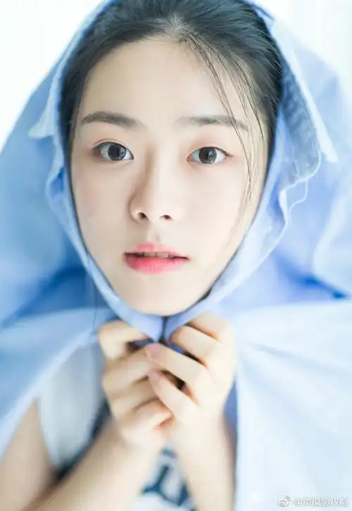 可爱眼镜少女白皙肌肤婴儿肥脸蛋写真集