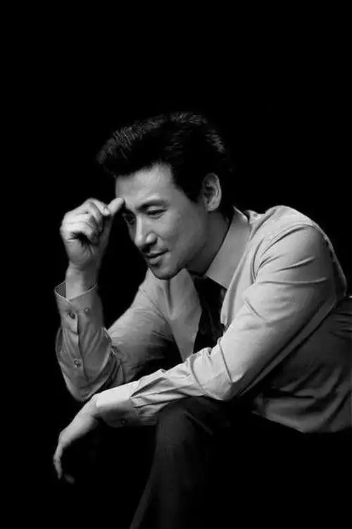 歌神张学友独自出街黑色针织衫显自然状态完全不像59岁