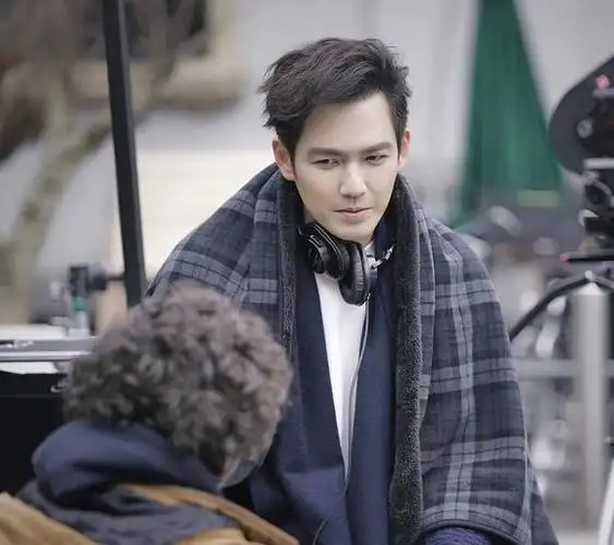 双臂撑在地上,尽量让张钧甯不受到摩擦.影片中女生穿的连衣裙