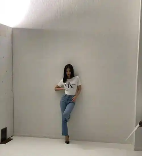 jennie变样了?时尚品位一去不返穿搭成灾难现场,直角肩都没拯救回来