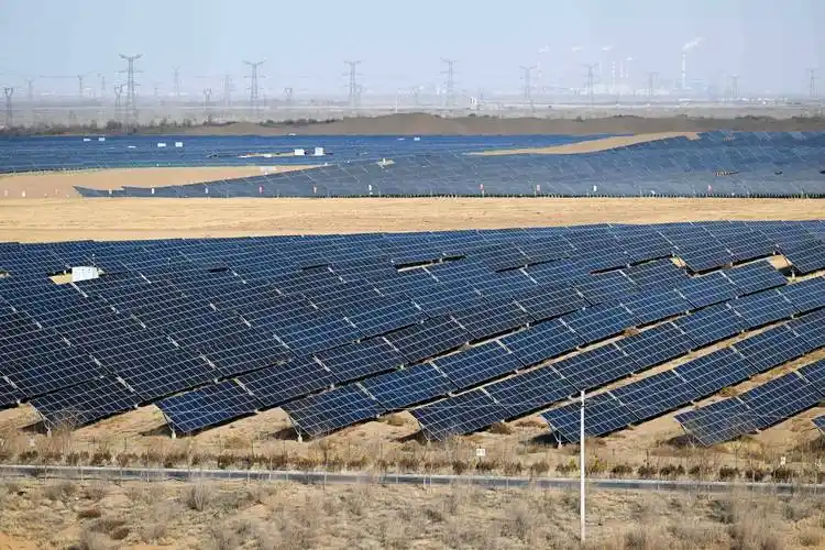 这是2023年3月3日在内蒙古鄂尔多斯市达拉特旗拍摄的光伏发电基地.