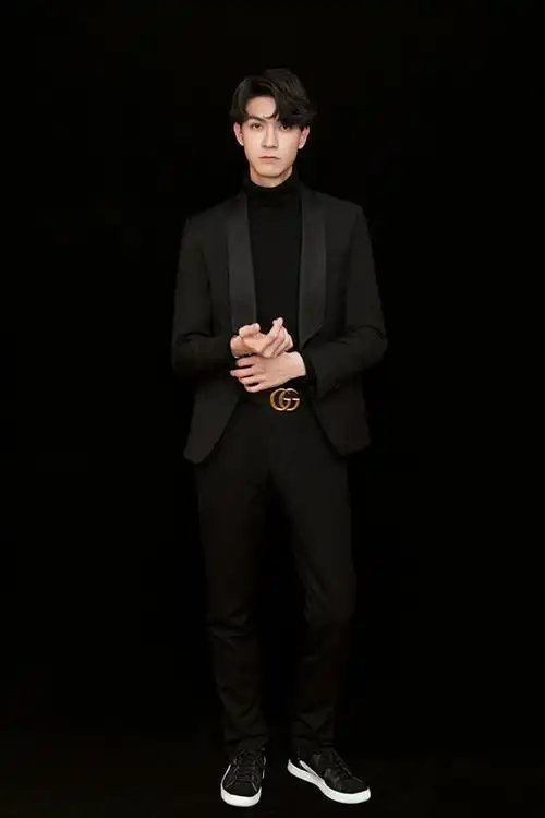 霸道总裁本人!任言恺黑西装冷峻惊艳亮相