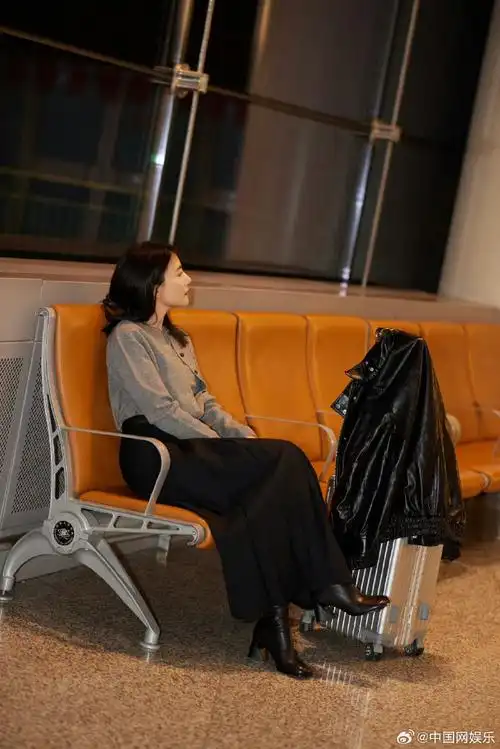 高圆圆今天穿的好温柔#今日,@高圆圆机场照新鲜出炉,这状态真的没谁