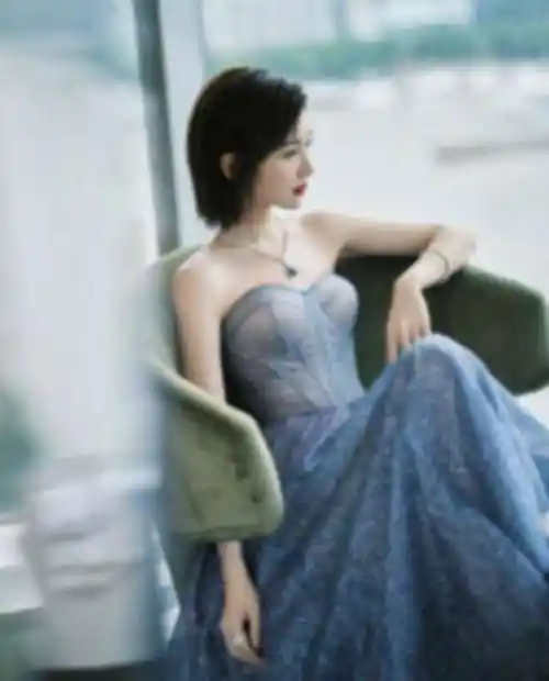 毛晓彤瘦得让人心疼穿星空透视裙大秀火辣身材脊柱清晰可见