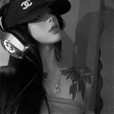 黑白高冷成熟御姐头像图片