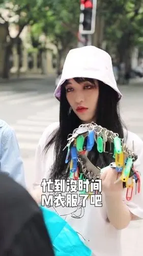 出来捡垃圾还白捡了一个包租婆老婆这回赚大了