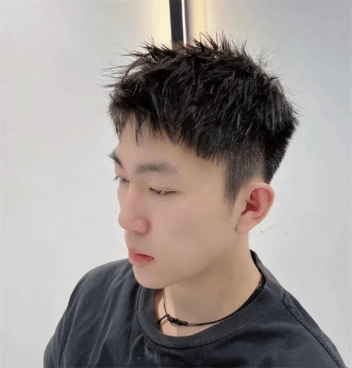 前刺发型钢夹烫 ,清爽干净,帅气阳光.