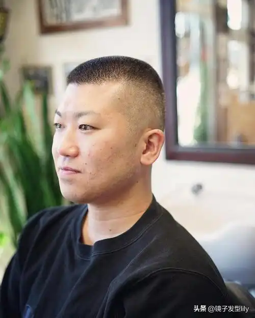 短寸头短寸头是一种经典的男生发型,它的特点是头顶头发参差不齐竖