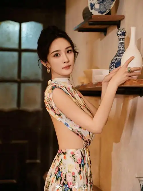 98大幂幂活动上身的这条花卉系列连衣裙简直长在了我的审美点上