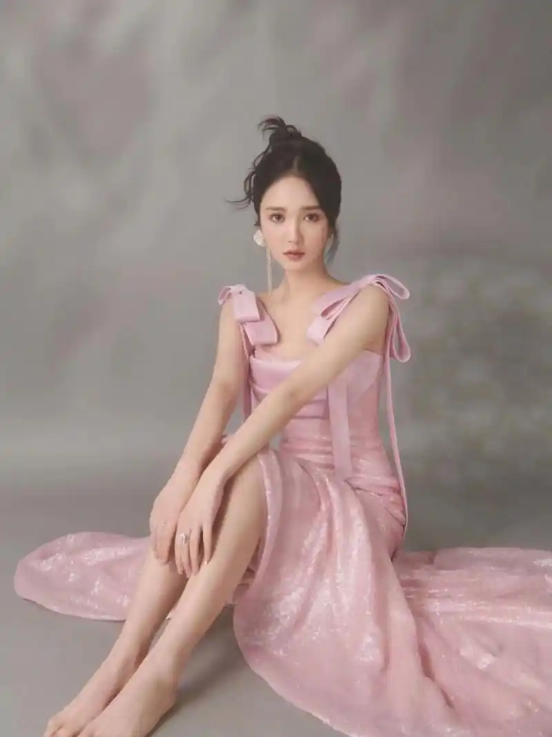 28岁靳梦佳穿樱花粉礼服裙,盘起头发妆容妩媚