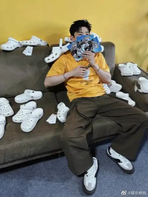 白敬亭身边好多鞋