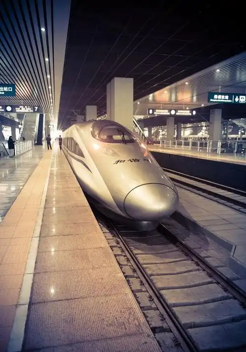 1月5日,由蚌埠开往广州的一组高铁列车到达合肥站,一名人民教师因其