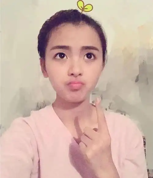 杨超越出道前旧照引热议:有人说天生明星脸,有人说很土气