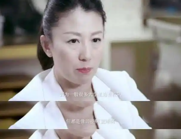 家庭方面,杨扬与商人张震结婚生子,并在40岁那年再得一女,过上了儿女