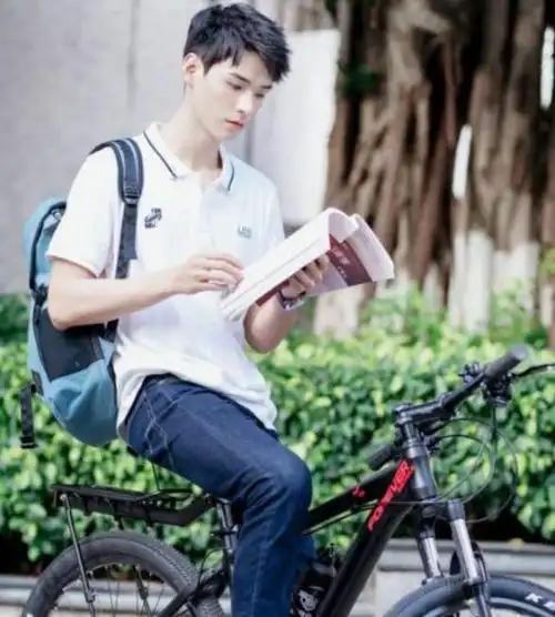 在龚俊高中阶段,电动车还未开始流行,学生大部分都是骑自行车上学