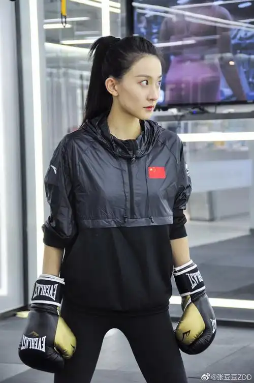 体操女神张豆豆微博晒照训练拳击颜值吸睛