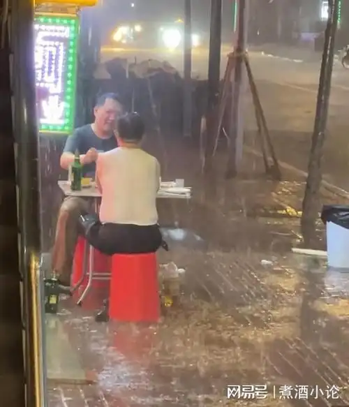 两男子在大雨里把酒言欢,网友:喝的不是酒,是故事|雨中|雨夜|在雨中