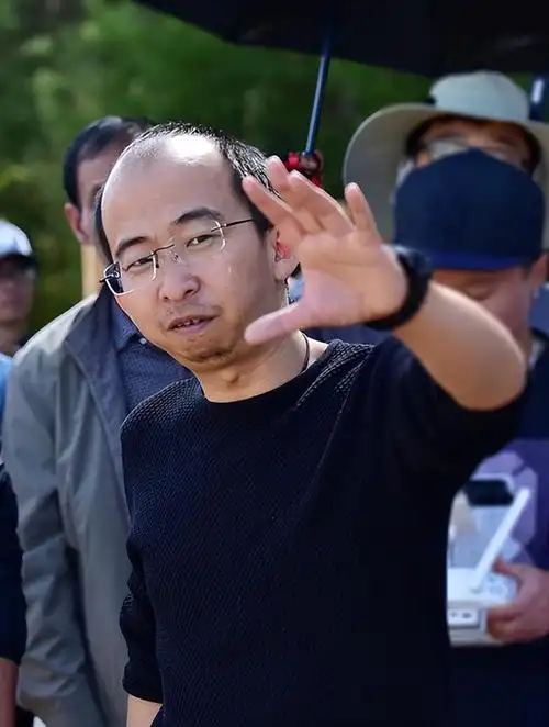 9岁出道41岁逆袭,长相奇丑却娶美貌娇妻,他是怎么做到的?