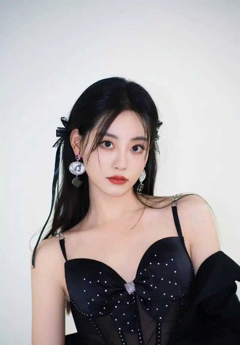 6月24日,祝绪丹晒出一组美图,一袭黑色套装点缀珠宝,酷飒十足.