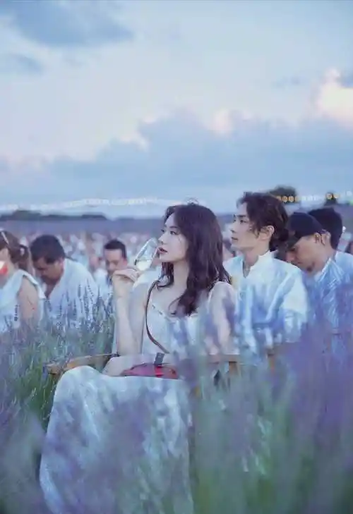 戚薇李承铉合体在国外亮相,穿白色吊带连衣裙清纯可爱,让人羡慕