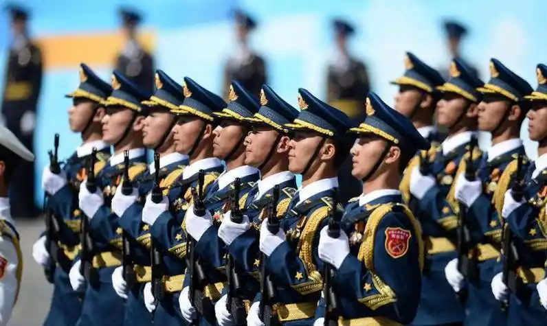 红场阅兵解放军霸气出场!俄网友:中国军人阅兵式宏伟,气场太强
