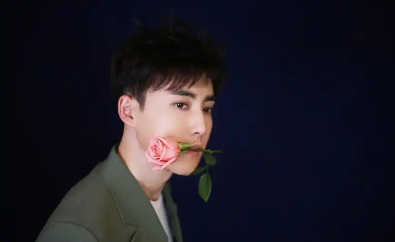 男艺人张睿帅气儒雅养眼时尚写真