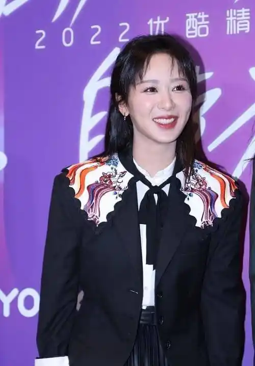 原创杨紫脸蛋还挺饱满的笑起来脸上的肉也太可爱了脸上油渍麻花的