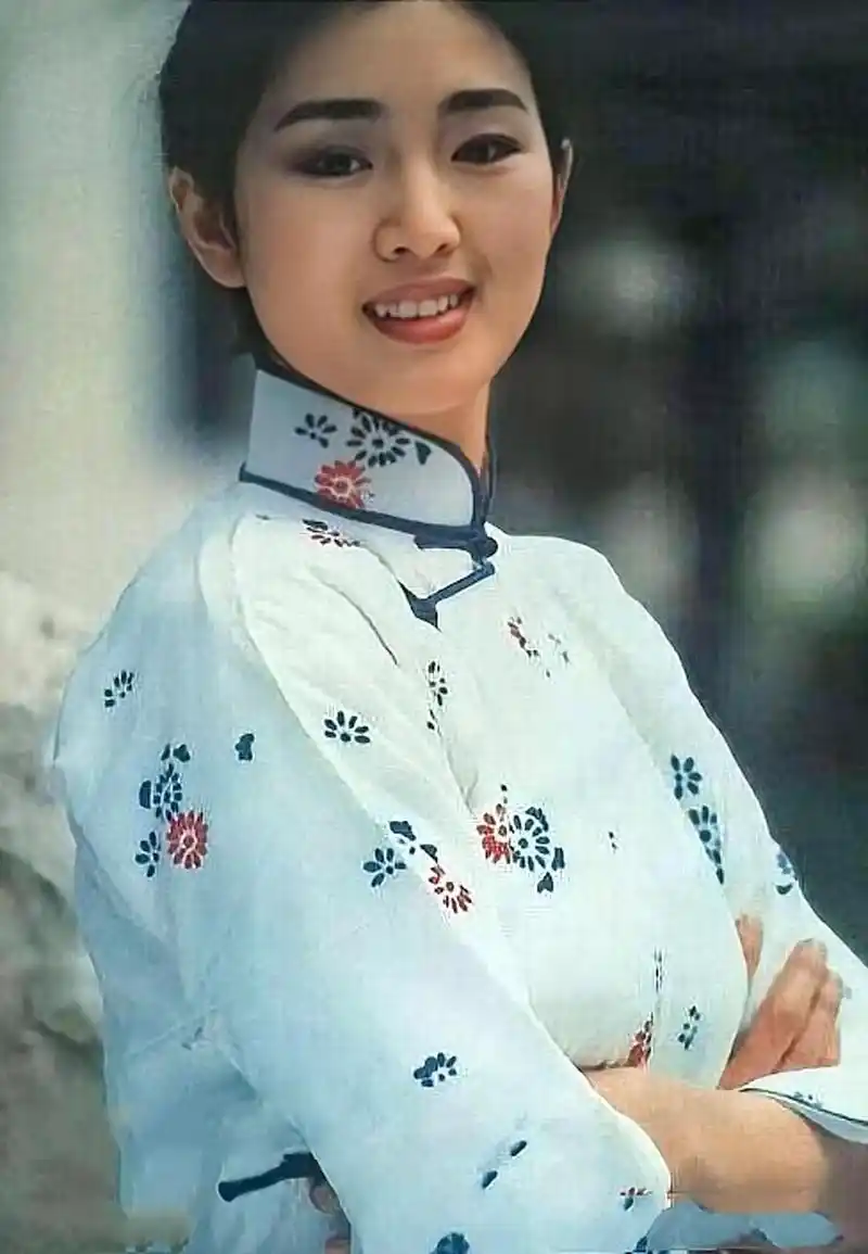 巩俐年轻时候照片,青春可人气质优雅,惊艳了梦幻时光