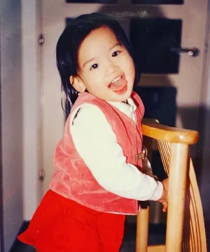 林志颖老婆晒她童年照,小时候的她好可爱,而且从小就是大长腿