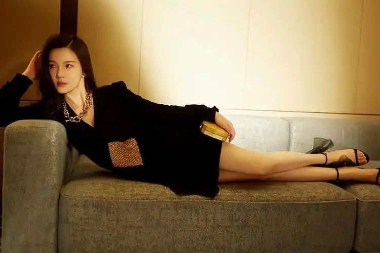 杨子姗侧躺沙发姿势撩人踩马丁靴秀出长腿