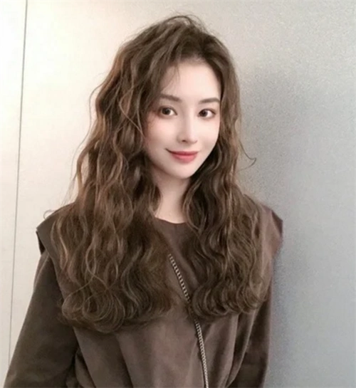 2023卷发流行趋势 果冻烫花苞卷最显脸小_女生卷发 - 美发站