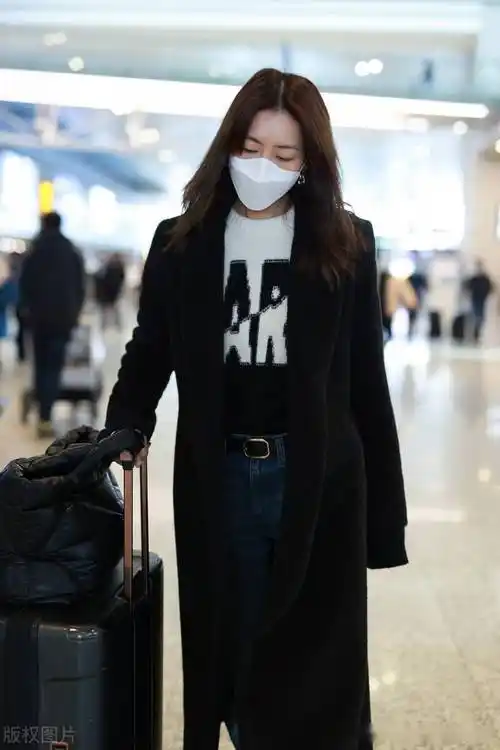 街拍:刘雯穿黑色大衣牛仔长裤气质出众走路带风_机场_刘雯_大衣