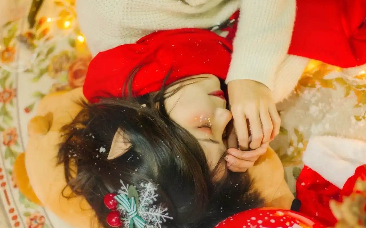 可爱圣诞女孩高清桌面壁纸