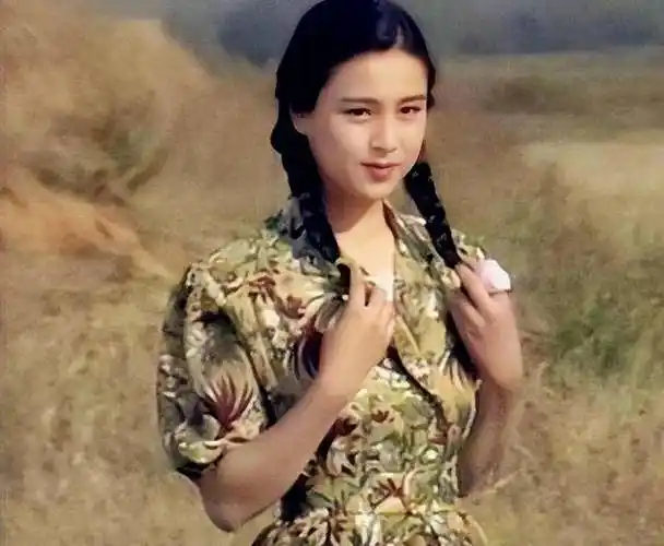 演员赵明明:嫁给英宁,离婚那天抱着女儿大哭,54岁依旧单身