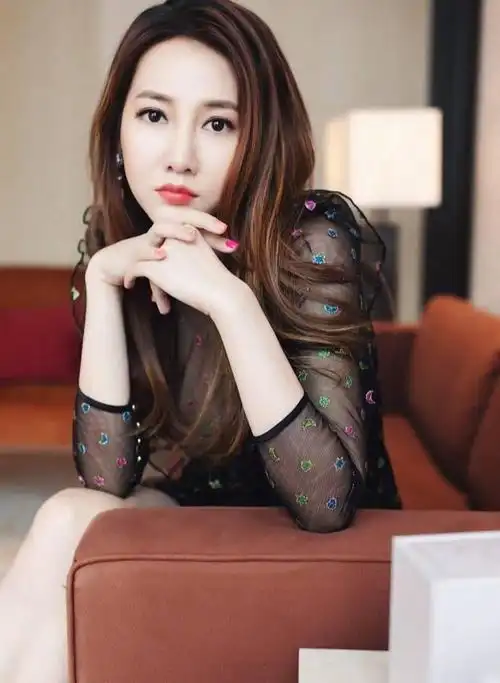 从《醉清风》的初试啼声,到以《不得不爱》在歌迷的心中留下属于她的