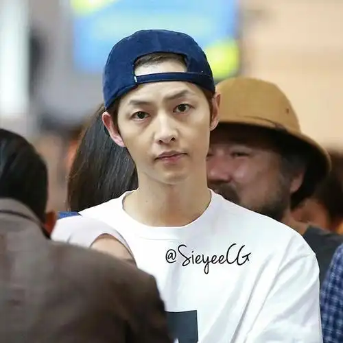 宋慧乔与男友人合影未戴婚戒 宋仲基手上也没戴