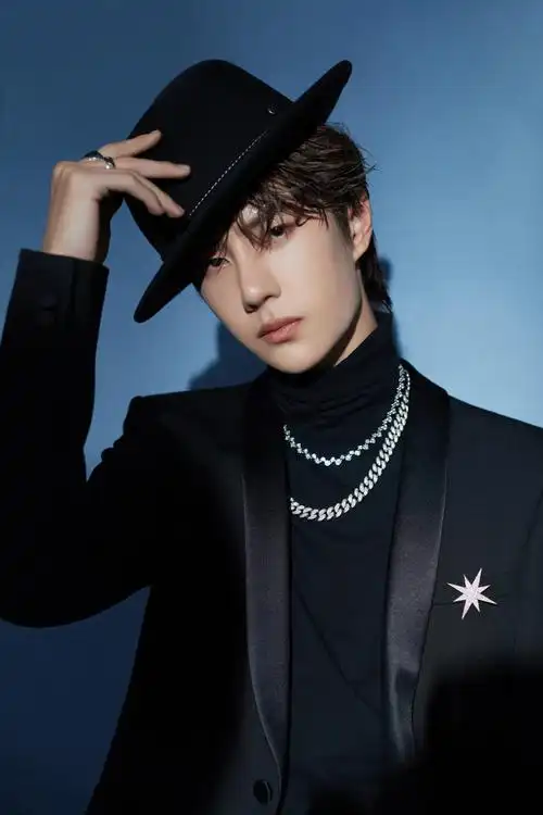 王一博黑色礼帽