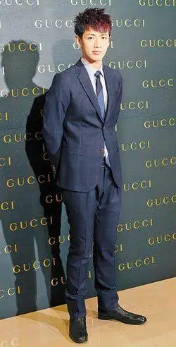 柯震东穿着低调有型,不比其它男星花俏,却因甜蜜恋情依旧成焦点,全身