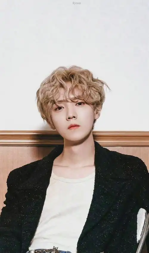 鹿晗金色卷毛造型