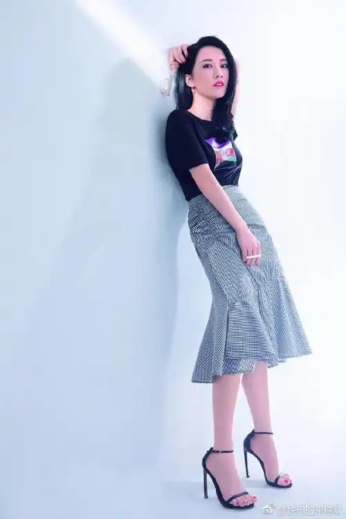 《都挺好》中演苏明成老婆,穿t恤配格子裙,踩高跟鞋脚都垂直了