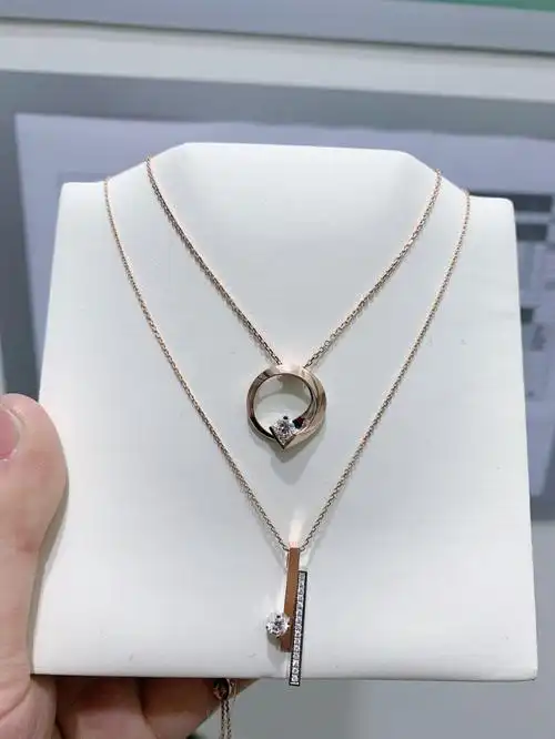 喜提周大福偏爱钻石吊坠,本来在这两款之间选择的,最终决定选择简单款