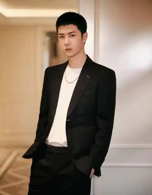 王一博发型挑战没得怕,长发寸头之间任意切换,太哇塞了_造型_盖一博