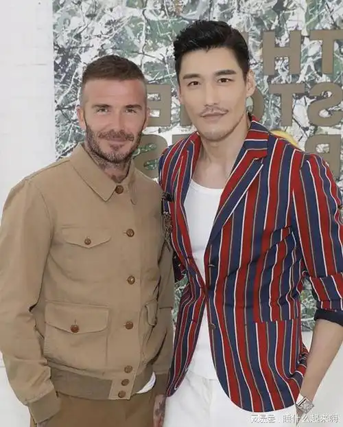 胡兵和贝克汉姆一起合影,胡兵先天的身高优势再加上气场和颜值,都略胜