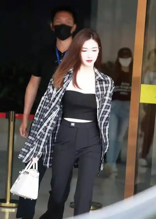 原创江疏影格子衬衫内搭抹胸配黑色西裤肤白貌美巨显瘦