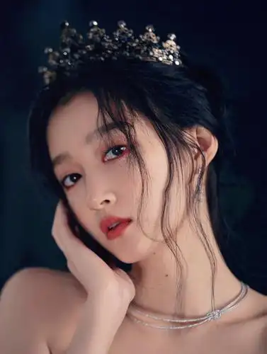 关晓彤罕秀酥胸香肩美背 性感撩人