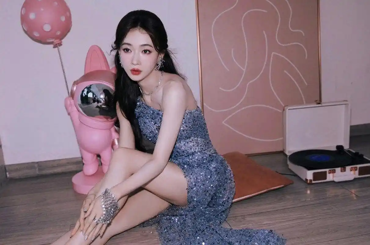 吴谨言,斜肩亮片裙,光个jio丫性感又可爱!