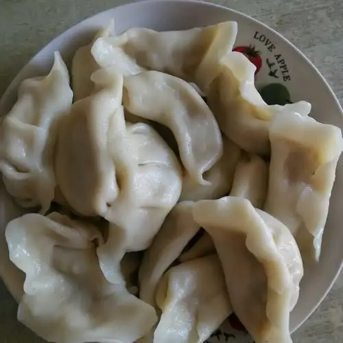 最后我们把饺子煮熟,热腾腾的饺子就出炉了!