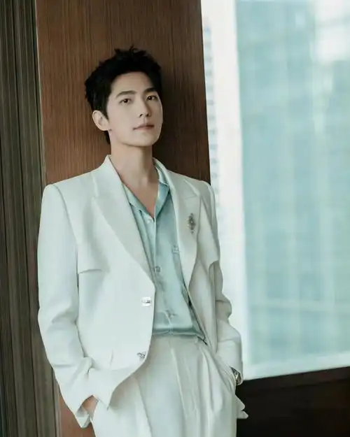 杨洋白色一身白色西装简直太帅了