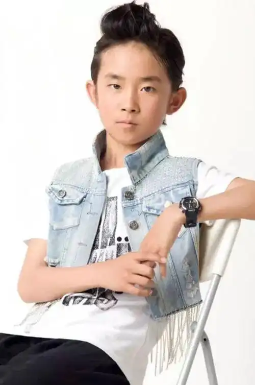 小时候的易烊千玺小时候的易烊千玺小时候的易烊千玺已经很潮了,瞧瞧